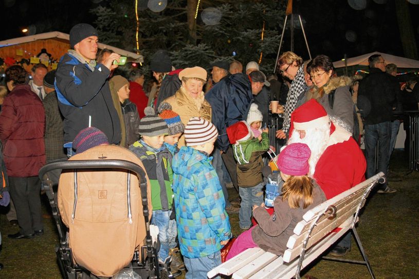 Der Weihnachtsmann darf auf dem Werchower Weihnachtsmarkt natürlich nicht fehlen. Fotos: FF