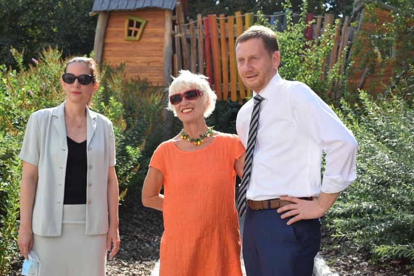 Die kubanische Botschafterin (links), Autorin Monika Erhardt-Lakomy und Ministerpräsident Michael Kretschmer bei der Eröffnung des Traumzaubergartens. Foto: Sandro Paufler