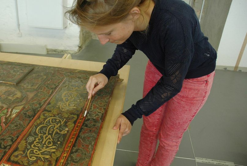 Die Restaurierung der historischen Elemente aus dem Damaskuszimmer ist nur mit besonderen Methoden und Hilfsmitteln möglich, um die Oberfläche nicht zu schädigen. Foto: Pohl