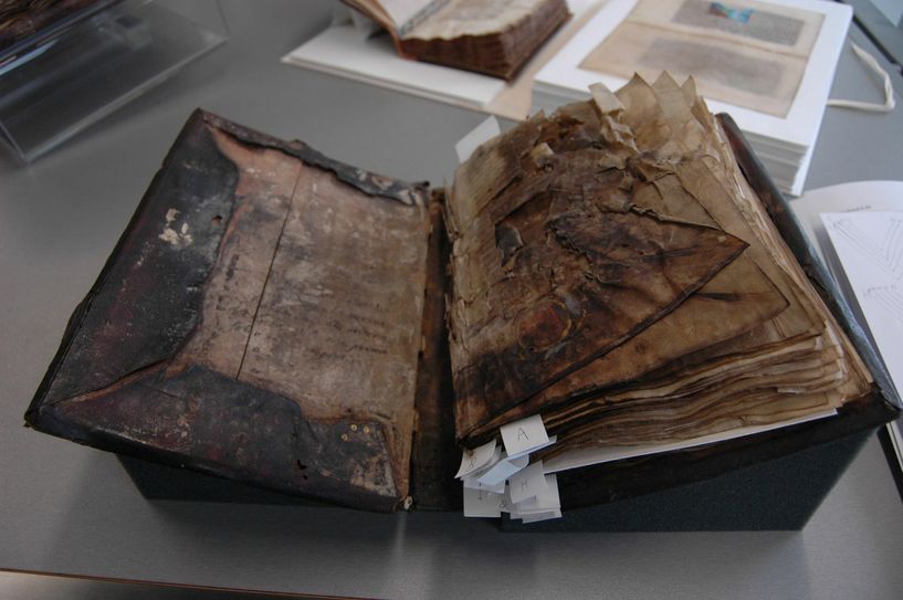 Alte Handschrift, die in der Restaurierungskammer der Universitätsbibliothek aufgepäppelt wird. Foto: Pohl