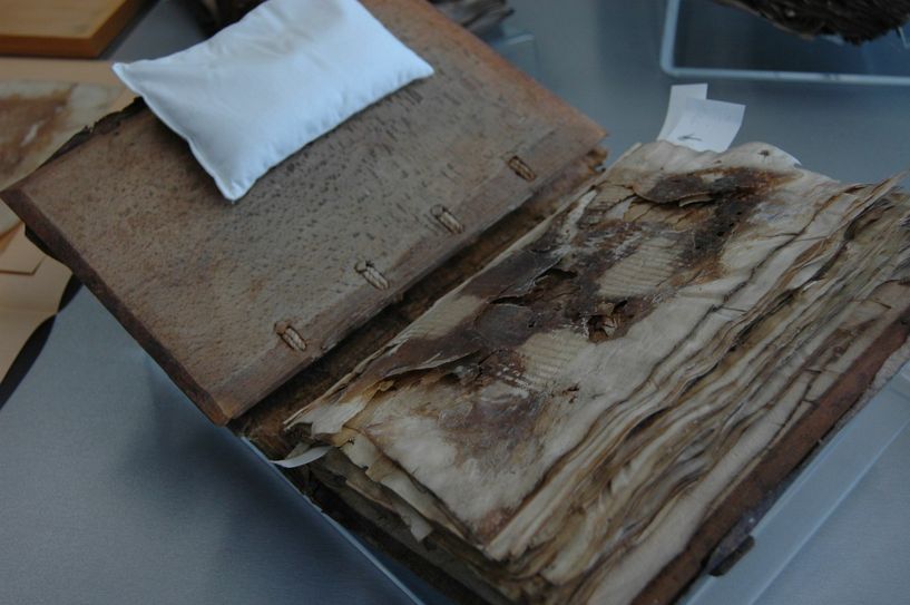 Alte Handschrift, die in der Restaurierungskammer der Universitätsbibliothek aufgepäppelt wird. Foto: Pohl