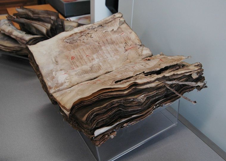 Alte Handschrift, die in der Restaurierungskammer der Universitätsbibliothek aufgepäppelt wird. Foto: Pohl