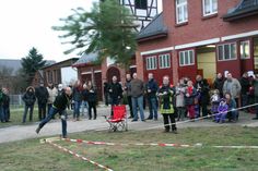 Am Samsraf fliegen an der Ströbitzer Wache die Weihnachtsbäume... Foto: privat