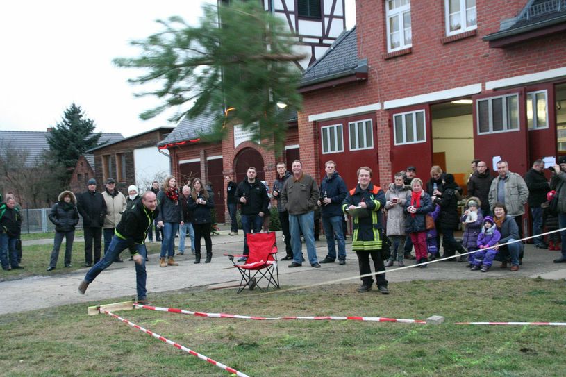 Am Samsraf fliegen an der Ströbitzer Wache die Weihnachtsbäume... Foto: privat