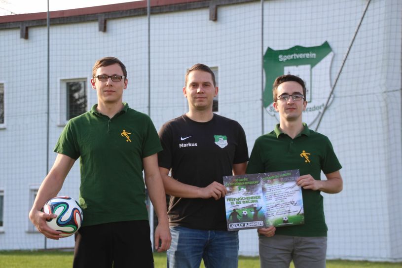 Paul Stephan (2. Vorsitzender), Markus Hensel (1. Vorsitzender) und Marcus Hanschke (Schatzmeister) vom SV Schönau-Berzdorf arbeiten zusammen mit vielen anderen Vereinsmitgliedern und Unterstützern seit Oktober daran, dass das Vereinsjubiläum gebührend gefeiert werden kann. Foto: Keil