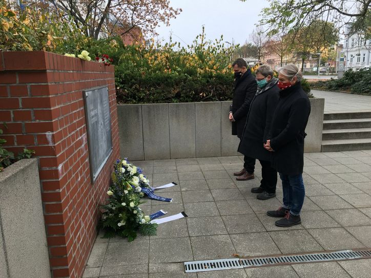 OB Holger Kelch (l.), Johanna Melchior und Reinhard Drogla am Gedenkstein in der Karl-Liebknecht-Straße. Foto: Stadt Cottbus