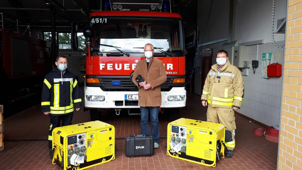 Stadtbrandmeister René Wunderlich, Bürgermeister Bodo Broszinski und der stellvertretende Stadtbrandmeister Lutz Grünberg bei der Übergabe der Einsatztechnik. Foto: Stadtverwaltung Doberlug-Kirchhain