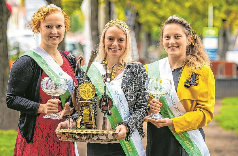 Sächsische Weinhoheiten mit Wanderpokal (v.l.n.r.) Weinprinzessin Sabine Leonhardt, Weinkönigin Sabrina Papperitz, Weinprinzessin Stefanie Mühlbach.