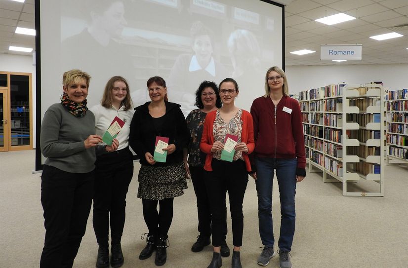 Auftakt in Freital mit Ines Kummer (Grüne) MdL (li.) und den Gleichstellungsbeautragten des Landkreises, Teresa Schubert (2. v. li.), und der Stadt Freital, Jona Hildebrandt-Fischer (3. v. l.), und Julia Hamann (re.) von der Stadtbibliothek.