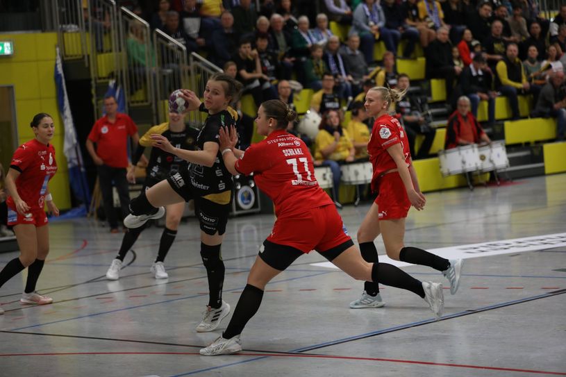 Spielerin des Spiels Vanessa Huth setzt zum Wurf aufs Tor an.