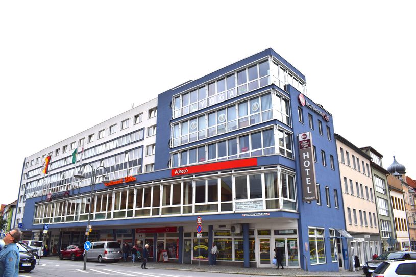 Das Vier-Sterne-Hotel steht im Bautzener Zentrum am Wendischen Graben und wurde vom Deutschen Hotel- und Gaststättenverband ausgezeichnet.