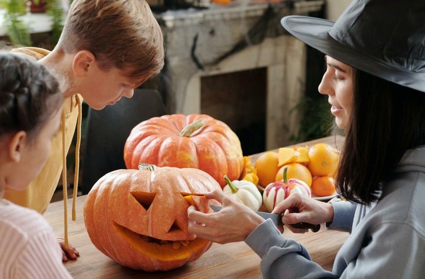 Kurz vor Halloween werden wieder viele Kürbisse mit gruseligen Gesichtern verziert.
