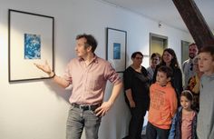 Henning Kreitel (li.) präsentiert seine Cyanotypien bei der Ausstellungseröffnung von "Auf Ruhesuche" im Rathaus Pirna.