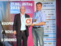 BVMW Repräsentant Sirko Rosenberg (l.) übergibt an den Medienberater Frank Jentsch die Ehrenplakette für zehnjährige Mitgliedschaft des WochenKurier im BVMW.