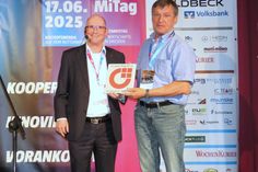 BVMW Repräsentant Sirko Rosenberg (l.) übergibt an den Medienberater Frank Jentsch die Ehrenplakette für zehnjährige Mitgliedschaft des WochenKurier im BVMW.