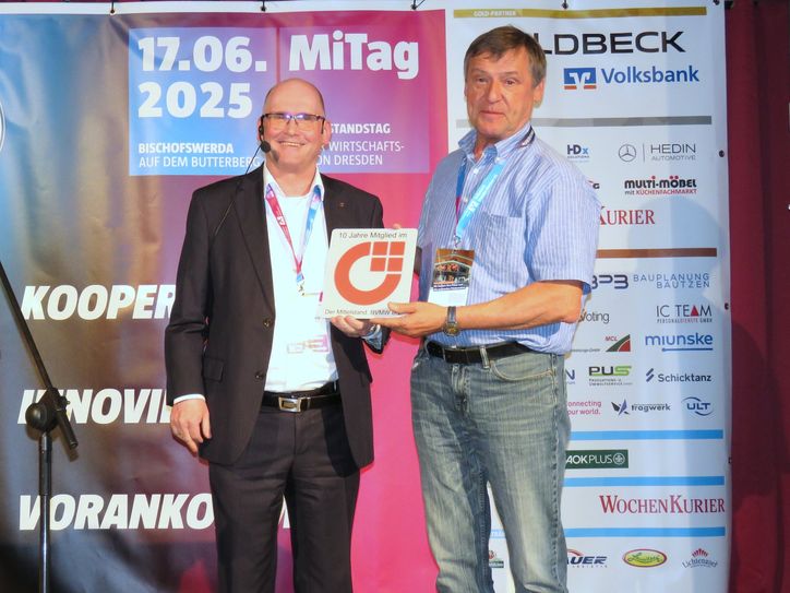 BVMW Repräsentant Sirko Rosenberg (l.) übergibt an den Medienberater Frank Jentsch die Ehrenplakette für zehnjährige Mitgliedschaft des WochenKurier im BVMW.