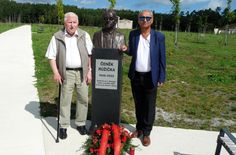 Miroslav Grajcar und Klaus Fiedler (li.) vor der Gedenkbüste.