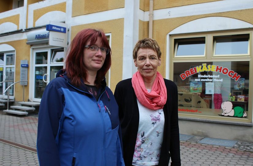 Corina Friedrich (links) und Gudrun Marusch vor dem Dreikäsehoch und der Allianz-Agentur auf der Ödernitzer Straße.