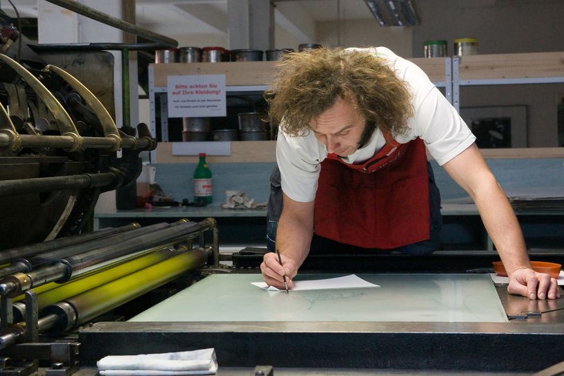 Der Künstler Patrick Fauck stellt rund 40 Druckgrafiken in der Carl-Lohse-Galerie aus.