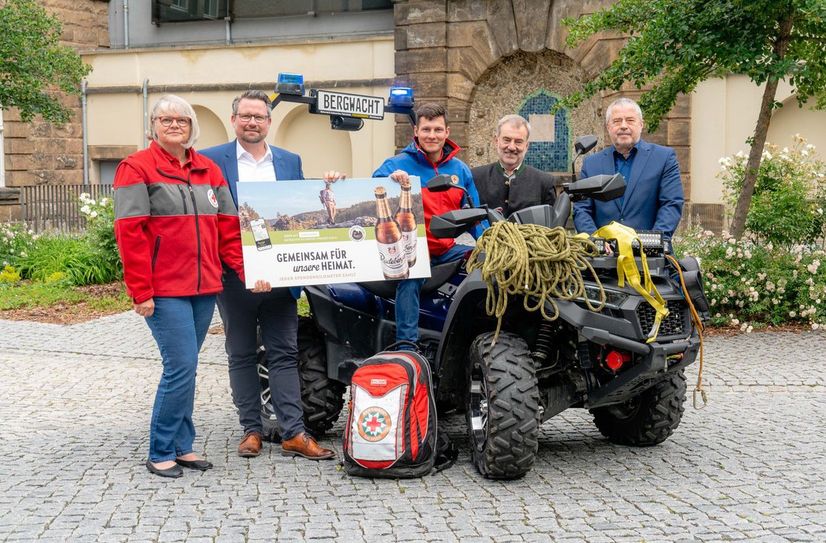 Rita Seidel (Vorstand DRK Kreisverband Sebnitz e.V.), Hendrik Wagner (Pressesprecher Radeberger Exportbierbrauerei), Christoph Weber (Bergwacht Sebnitz), Dr. Dietrich Butter (Stellv. Vorsitzender Verein der Freunde des Nationalparks e.V.) und Landrat Michael Geisler (v.l.) geben den Startschuss zur diesjährigen Aktion.