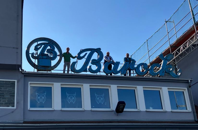 Die Unternehmer Gunter Lange, Benjamin Venter und Torsten Meisel (v.l.n.r.) auf dem Dach bei »ihrem« Schriftzug.
