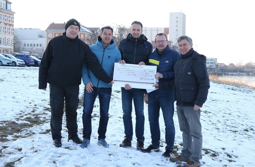 Die Fraktion Unabhängige Liste/Bürgerbewegung übergibt den Spendencheck in Höhe von 1.000 Euro für die Bewerbung zur Landesgartenschau an Oberbürgermeister Marco Müller. Foto: Privat