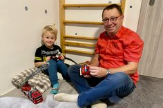 Ein Herz und eine Seele - Opa Ingo Nestler und Enkel Elias (5), der jetzt bei der Feuerwehr Zehren dabei ist.
