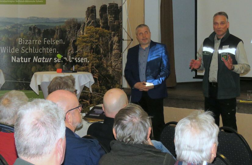 Im vollbesetzten Saal der Burg Hohnstein begrüßten Landrat Michael Geisler (l.) und der Leiter der Nationalpark- und Forstverwaltung Sächsische Schweiz, Uwe Borrmeister, die Gäste.