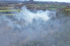 Anfang der Woche brach ein rund ein Hektar großer Waldbrand in einem abgelegenen Felsgebiet der Stadt Hohnstein im Nationalpark Sächsische Schweiz aus.