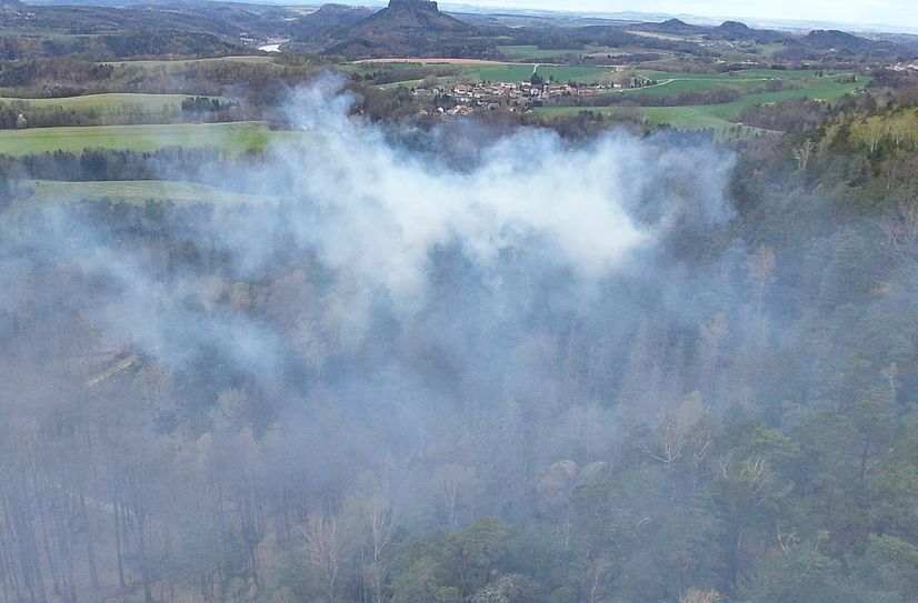 Anfang der Woche brach ein rund ein Hektar großer Waldbrand in einem abgelegenen Felsgebiet der Stadt Hohnstein im Nationalpark Sächsische Schweiz aus.