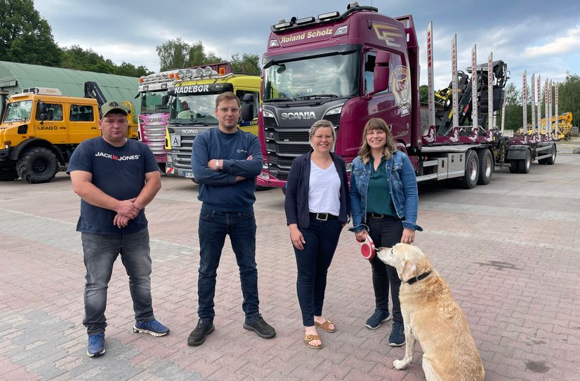 Die vier Geschwister Christoph, Martin, Steffi und Kathrin Scholz (v.l.n.r.) arbeiten gemeinsam in der Firma, die Vater Roland 1995 gegründet hat. Hund Marley ist eigentlich immer dabei.