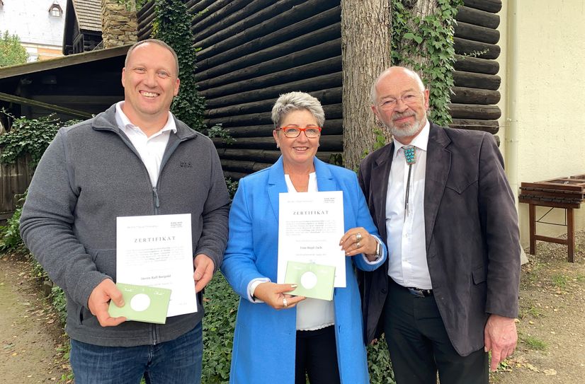 Ralf Burgold (Radebeuler Dachdecker GmbH) und Birgit Zach (Flacks Getränke Feinkost und Vinothek) haben jeweils 1.000 Euro für die Spendenkampagne "Rettet Shatterhand" gespendet und als Dankeschön die Porzellan Medaille von Volkmar Kunze, Präsident der Karl-May-Stiftung, erhalten (v.l.n.r.).