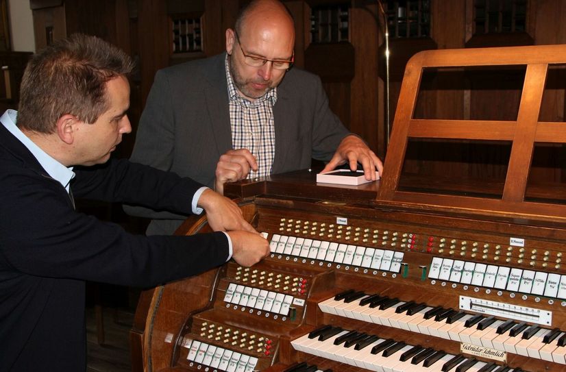 Im Beisein des Oberbürgermeisters Olaf Raschke hat die Firma Jehmlich im Zuge des Orgelumbaus auch das Register für die neue Porzellanorgel eingebaut.