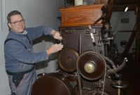 Müllermeister Alexander Bartsch auf dem Walzenboden.