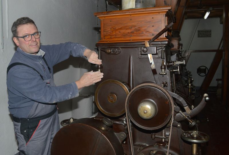 Müllermeister Alexander Bartsch auf dem Walzenboden.