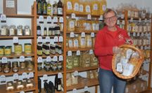 Anke Becker präsentiert im Mühlenladen einige der Mühlenprodukte.