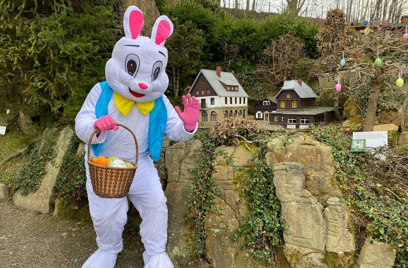 Auch der Osterhase stattet dem Miniaturpark einen Besuch ab.