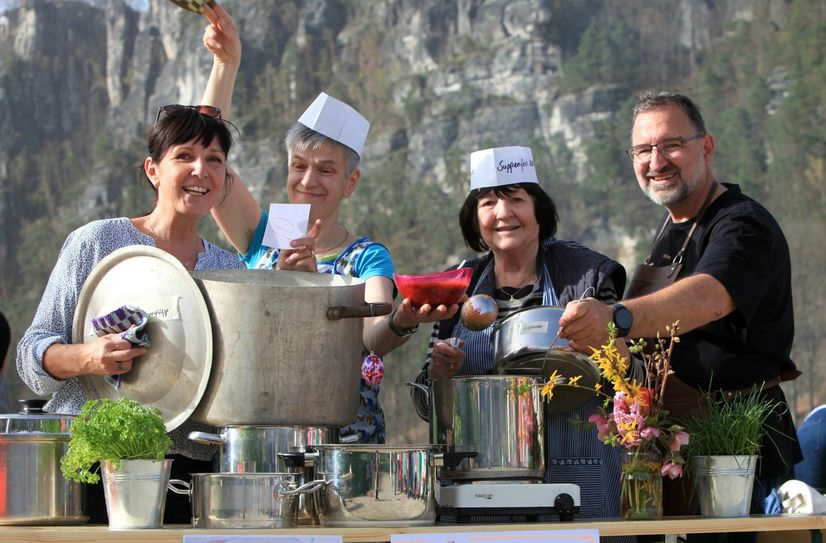 Suppenkönigin Gerda Liebholdt (2.v.re.) konnte sich beim ersten Rathener Suppenfest, das Christine Höhne (2.v.li.) als Idee von ihrem Frankreich-Urlaub mitbrachte, mit ihrer Tomatensuppe durchsetzen. Auch Bürgermeister Roman Rolof (re.) und Ehefrau Karina Frank-Rolof (li.) waren bei der Siegerehrung dabei.