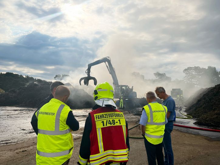 In der Nacht von Montag auf Dienstag hat es auf der Mülldeponie Ratsvorwerk gebrannt. 80 Einsatzkräfte der Feuerwehr waren vor Ort.