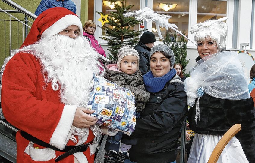 Der Weihnachtsmann wird auf dem Sozialen Weihnachtsmarkt in Pirna-Sonnenstein Geschenke an die Kinder verteilen, die zuvor von engagierten Bürgern gespendet wurden.
