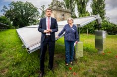 SachsenEnergie-Vorstand Dr. Axel Cunow und Dresdens Umweltbürgermeisterin Eva Jähnigen weihen die Solarthermieanlage in Dresden-Räcknitz ein.