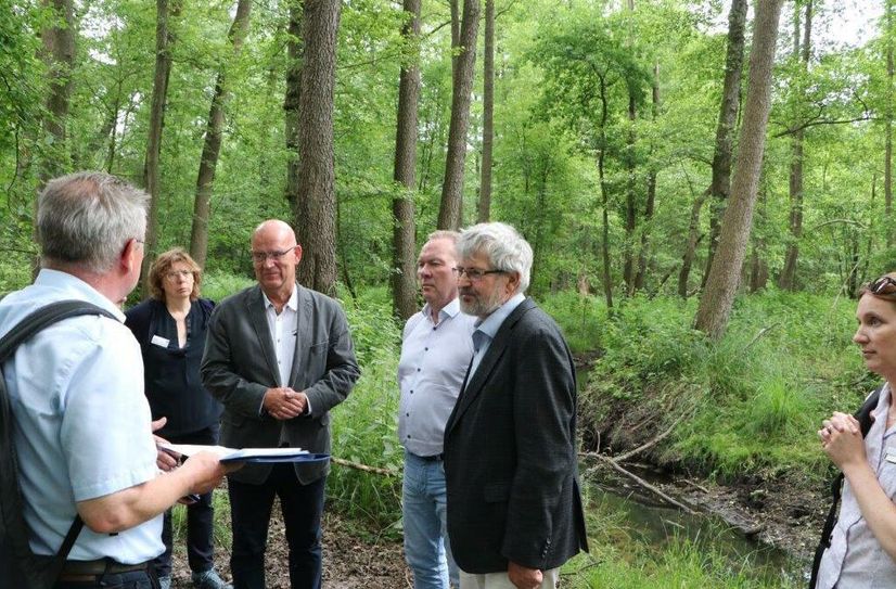 Sprechen über den Altarm der Dahme (v.l.n.r.): Sachgebietsleiter der Unteren Wasserbehörde des Landkreises, Helge Albert, Dahme-Spreewalds Beigeordnete und Dezernentin für Verkehr, Bauwesen und Umwelt, Heike Zettwitz und Landrat des Landkreises Dahme-Spreewald Stephan Loge sowie der Abteilungsleiter Naturschutz des Ministeriums für Landwirtschaft, Umwelt und Klimaschutz des Landes Brandenburg, Dr. Frank Reichel und Minister für Landwirtschaft, Umwelt und Klimaschutz des Landes Brandenburg, Axel Vogel.