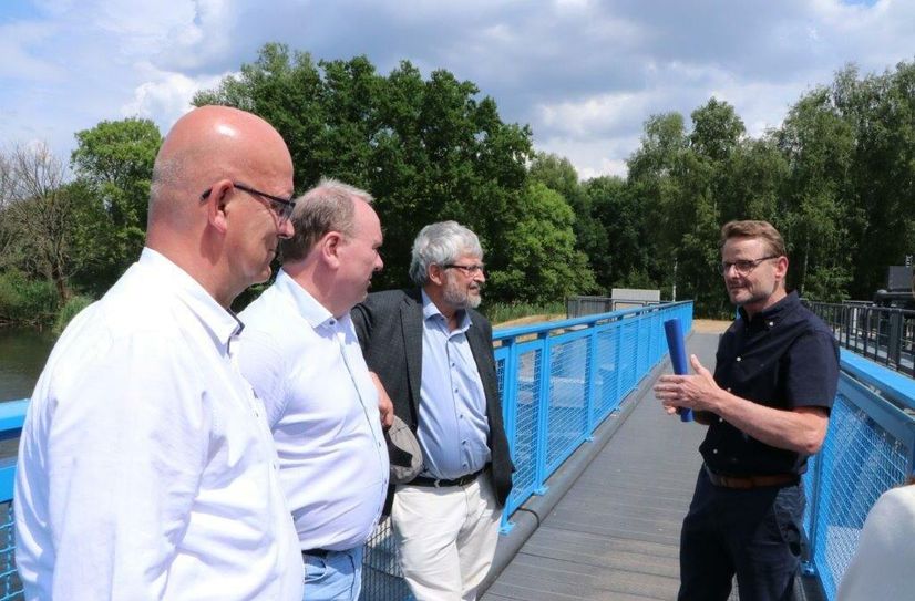 Am Hartmannsdorfer Wehr (v.l.n.r.): Landrat des Landkreises Dahme-Spreewald Stephan Loge, Abteilungsleiter Naturschutz des Ministeriums für Landwirtschaft, Umwelt und Klimaschutz des Landes Brandenburg, Dr. Frank Reichel sowie Minister für Landwirtschaft, Umwelt und Klimaschutz des Landes Brandenburg, Axel Vogel und der stellvertretende Geschäftsführer des Wasser- und Bodenverband »Nördlicher Spreewald« Sven Gerhardt.