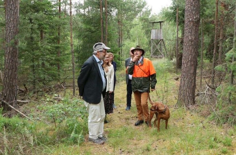 Minister für Landwirtschaft, Umwelt und Klimaschutz des Landes Brandenburg, Axel Vogel, im Gespräch mit Dr. Franz Straubinger, Geschäftsführer der Hatzfeld-Wildenburg&apos;schen Verwaltung.