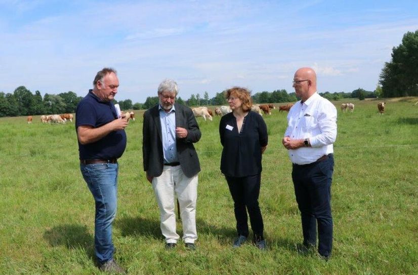 Im Gespräch (v.l.n.r.): Geschäftsführer der MURI GmbH Jürgen Piesker, Axel Vogel (Minister für Landwirtschaft, Umwelt und Klimaschutz des Landes Brandenburg), Dahme-Spreewalds Beigeordnete und Dezernentin für Verkehr, Bauwesen und Umwelt, Heike Zettwitz sowie Landrat des Landkreises Dahme-Spreewald, Stephan Loge.
