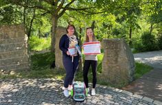 Berit Kasten, Pressesprecherin der Agentur für Arbeit Riesa, und Maria Grahl, PR-Referentin des Albert-Schweitzer-Kinderdorfes in Sachsen, während der Übergabe im Albert-Schweitzer-Kinderdorf in Steinbach.