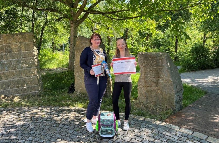 Berit Kasten, Pressesprecherin der Agentur für Arbeit Riesa, und Maria Grahl, PR-Referentin des Albert-Schweitzer-Kinderdorfes in Sachsen, während der Übergabe im Albert-Schweitzer-Kinderdorf in Steinbach.