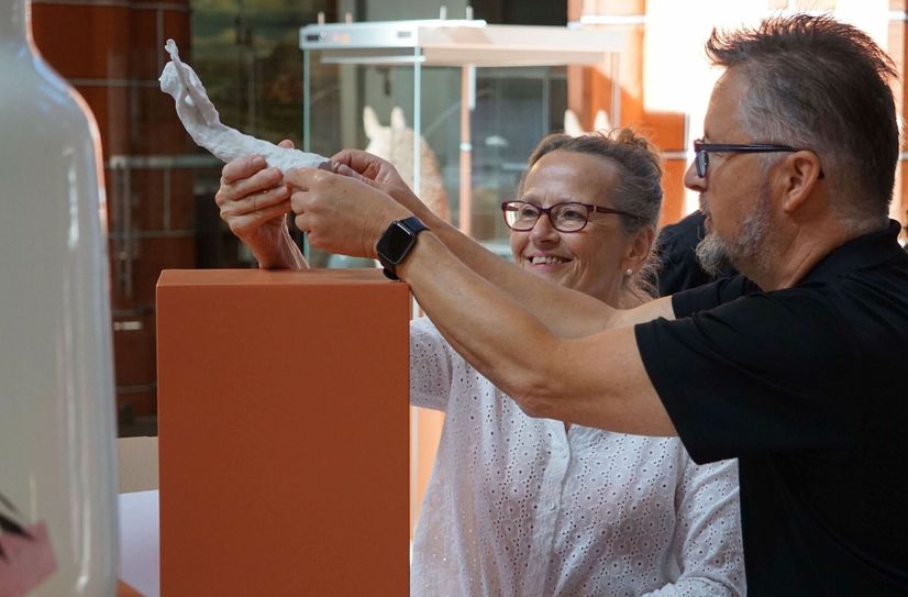 Christina Koenig stellt eines ihrer Engel-Unikate im Stadtmuseum aus.