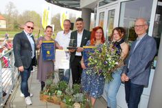 Marko Schröter (Mitte) ist der Gewinner des »Goldenen Heuschober« 2024. Einen Sonderpreis erhielt der Dorf- und Feuerwehrverein Groß Radden e.V. und Platz 3 ging an das Projekt »Mondblume«. Bürgermeister Helmutz Wenzel (li.), Uwe Pielenz, Vorsitzender der Stadtverordnetenversammlung (re.) und Jörg Schwerdtner (3.vo.li.), Vereinsvorsitzender des Spreewald Touristinformation Lübbenau e.V., waren die ersten Gratulanten.