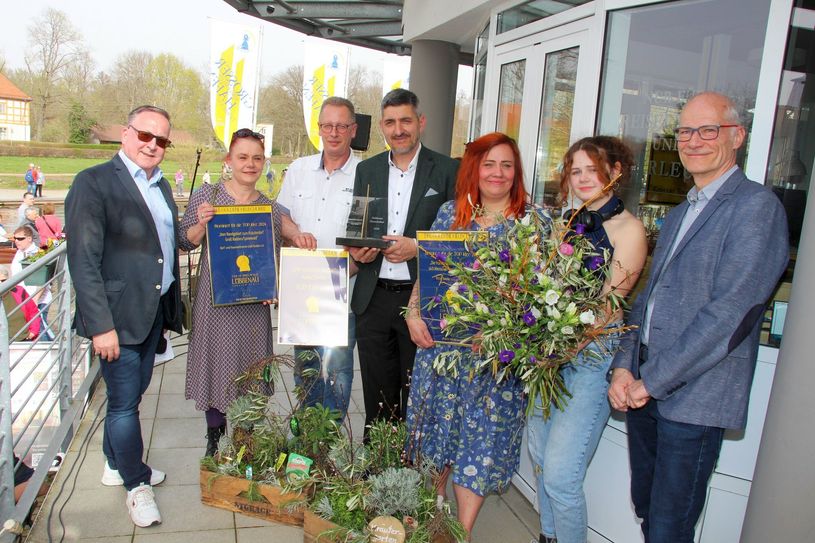 Marko Schröter (Mitte) ist der Gewinner des »Goldenen Heuschober« 2024. Einen Sonderpreis erhielt der Dorf- und Feuerwehrverein Groß Radden e.V. und Platz 3 ging an das Projekt »Mondblume«. Bürgermeister Helmutz Wenzel (li.), Uwe Pielenz, Vorsitzender der Stadtverordnetenversammlung (re.) und Jörg Schwerdtner (3.vo.li.), Vereinsvorsitzender des Spreewald Touristinformation Lübbenau e.V., waren die ersten Gratulanten.